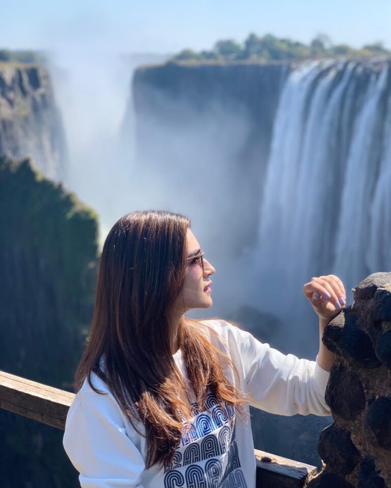Kriti Sanon Instagram - Victoria Falls 🦋 #Zambia 📸 : @the.mad.hair.scientist
