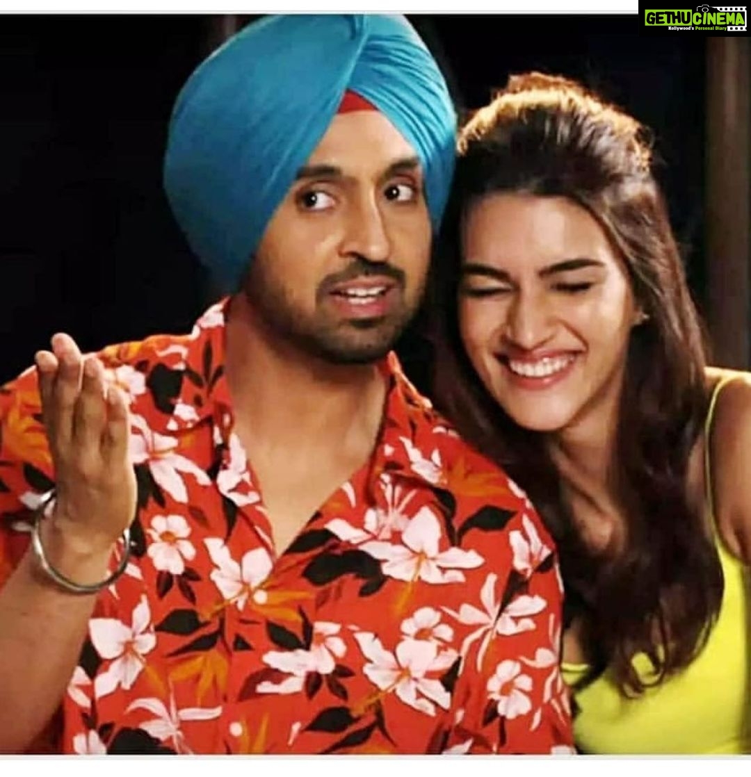 Kriti Sanon Instagram - Ek toh hum punjabi, upar se cute! 🤣😂 @diljitdosanjh (Couldn’t stop myself from writing this caption..haha🤣) #ArjunPatiala @maddockfilms @tseries.official