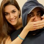 Kriti Sanon Instagram - Wrapped up PANIPAT!! ⚔️ There is no other way of shutting him up!! Haha.. 🤣 Thank you @arjunkapoor for being such a lovely and entertaining costar!! With no ice to break, i’m glad we went on this journey together and i found an amazing friend in you!🤗❤️ And Ashu sir!! You’re the best!! Thank you so so much for giving me this opportunity and for adding so many flavors to Parvati’s character..Thank you for always hearing me out and finding her with me at every step! You create magic, and in the calmest manner ever! And I’m honored to be a part of this magic! @ashutoshgowariker @sunita.gowariker P.S. That’s literally us..always wondering!! 😜🤗❤️ @agppl