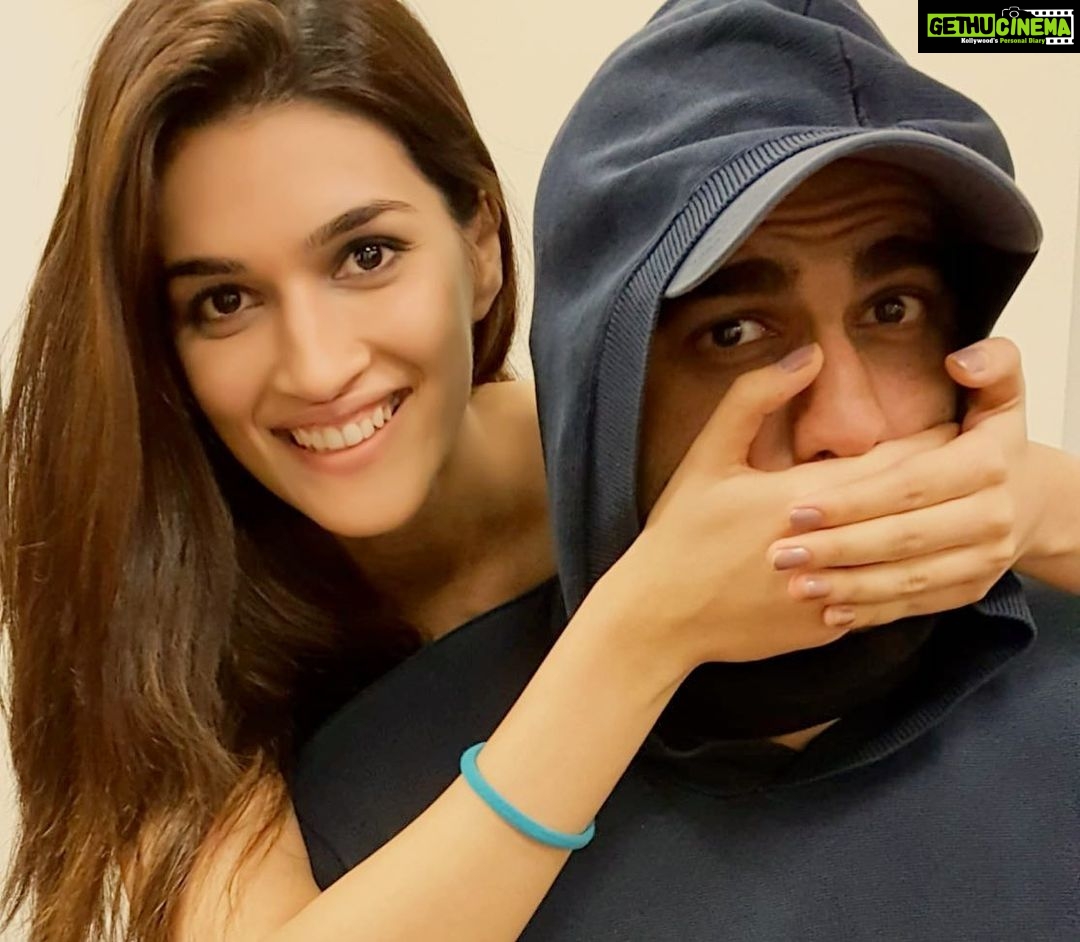 Kriti Sanon Instagram - Wrapped up PANIPAT!! ⚔️ There is no other way of shutting him up!! Haha.. 🤣 Thank you @arjunkapoor for being such a lovely and entertaining costar!! With no ice to break, i’m glad we went on this journey together and i found an amazing friend in you!🤗❤️ And Ashu sir!! You’re the best!! Thank you so so much for giving me this opportunity and for adding so many flavors to Parvati’s character..Thank you for always hearing me out and finding her with me at every step! You create magic, and in the calmest manner ever! And I’m honored to be a part of this magic! @ashutoshgowariker @sunita.gowariker P.S. That’s literally us..always wondering!! 😜🤗❤️ @agppl