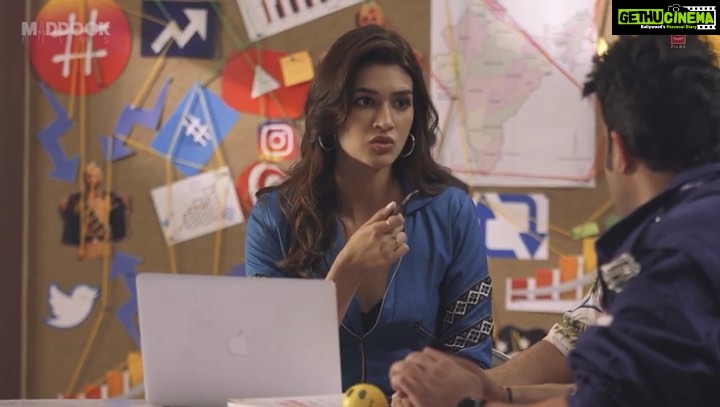Kriti Sanon Instagram - India ki 245th policewaali picture ka pehla gaana promote kare toh kaise kare? Jaaniye #ArjunPatialaMarketing ke Episode 3 mein. #MainDeewanaTera http://bit.ly/MarketingEpi3-MainDeewanaTera #DineshVijan @maddockfilms @tseries.official #BhushanKumar @rohitjugraj @diljitdosanjh @fukravarun @sandeep_leyzell @shobhnayadav @bakemycakefilms @sharadakarki @majamalabs