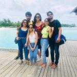 Kriti Sanon Instagram - And what a trip this was!!😍🌊🏝 Team like friends like family! ❤️❤️ #Maldives @ayeshoe @aasifahmedofficial @sukritigrover @adrianjacobsofficial @vishakhawadhwani Thank you @niyamamaldives & @globalspa_mag for a great holiday!! 🦋