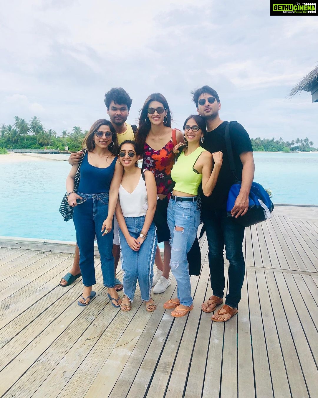 Kriti Sanon Instagram - And what a trip this was!!😍🌊🏝 Team like friends like family! ❤️❤️ #Maldives @ayeshoe @aasifahmedofficial @sukritigrover @adrianjacobsofficial @vishakhawadhwani Thank you @niyamamaldives & @globalspa_mag for a great holiday!! 🦋