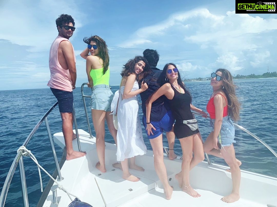 Kriti Sanon Instagram - 💚🦋 @aasifahmedofficial @vishakhawadhwani @adrianjacobsofficial @ayeshoe @sukritigrover #Maldives 🏝🌊 @niyamamaldives @globalspa_mag