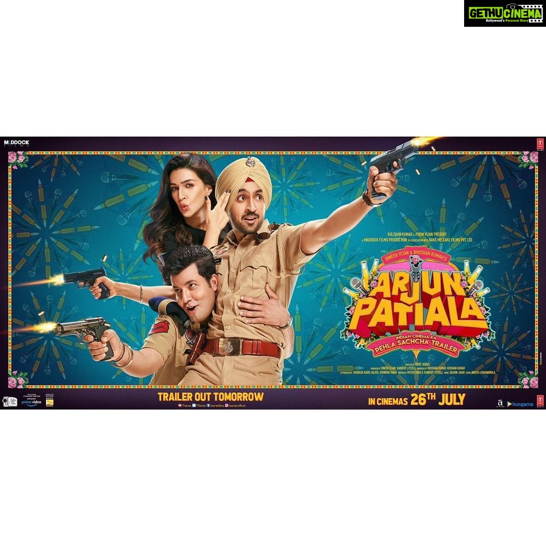 Kriti Sanon Instagram - Jaha hum khade (ya baithe) hote hai, dhamaka wahi se shuru hota hai! 😉 #ArjunPatialaTrailer out tomorrow. #DineshVijan @maddockfilms @tseries.official #BhushanKumar @rohitjugraj @diljitdosanjh @fukravarun @sandeep_leyzell @shobhnayadav @bakemycakefilms @sharadakarki