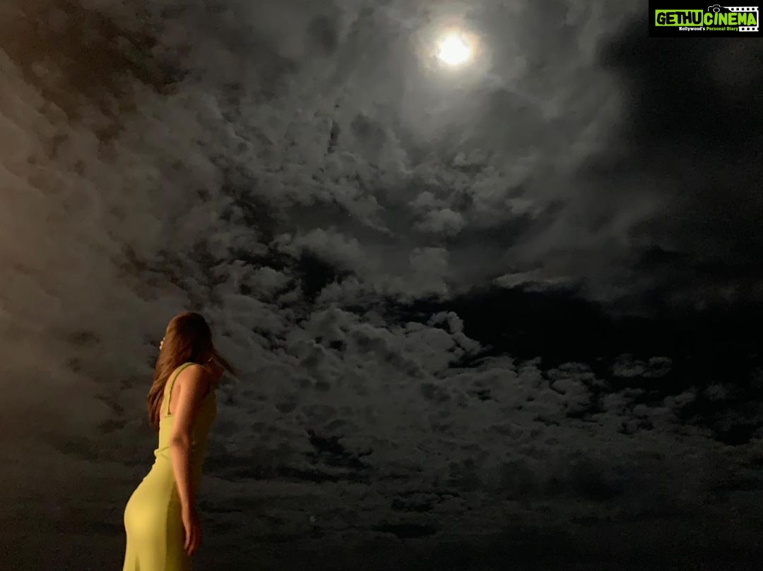 Kriti Sanon Instagram - I’m such a “look at the moon” kinda person..🌙 And when its a full moon night, i can just stare and stare for hours!🌕 what a beautiful night this is...!✨✨ Pic credit : @aasifahmedofficial