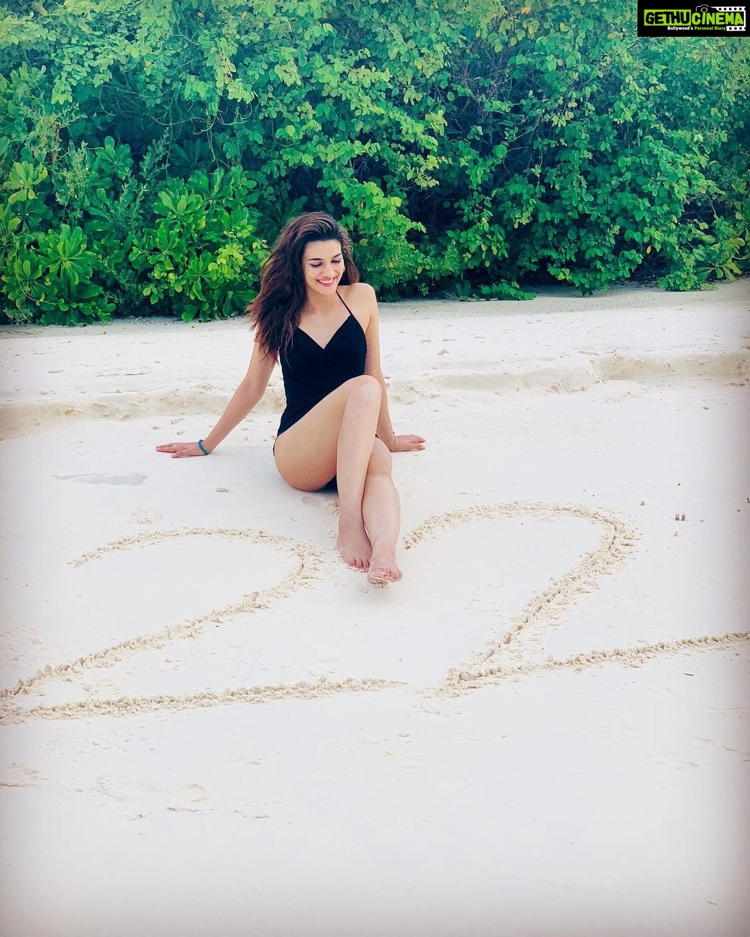 Kriti Sanon Instagram - 22Million love makes me blush like thisπβΊοΈ.. ππ Lots of love back to you all!β€οΈπ #22MillionOnInsta