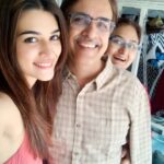 Kriti Sanon Instagram – When my excited punjabi maa photobombs a Father’s Day picture!! 🤣😂 @geeta_sanon @sanonrahul ❤️🤗 cutest couple!! 😍