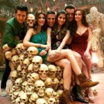 Kriti Sanon Instagram - #HouseFullOfThrones 💙💙 i guess we have a new member on set today.. or should i say Many.. 🤪 #Madness .. #Housefull4 cant wait for Diwali 2019!! ✨ @akshaykumar @riteishd @iambobbydeol @kriti.kharbanda @hegdepooja @nadiadwalagrandson @farhadsamji @wardakhannadiadwala