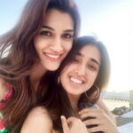 Kriti Sanon Instagram - With baby @ayeshoe in #Antalya 😜😂 @vishakhawadhwani u r too cute!😘💙