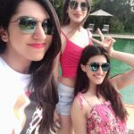 Kriti Sanon Instagram - A much needed chilling time with my favourite girlsss!!💙💃🏻🦋 Why didn’t we ever do this before? @ayushi.tayal @kriti_baveja #Goa #bffs