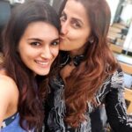 Kriti Sanon Instagram - I’ll always remain the spoilt child who you need to feed before workout! Lol 😂!! Missed my truffles today! We need to meet more often! Atleast once a week as decided! 🤗❤️ love you Yasss @yasminkarachiwala 😘
