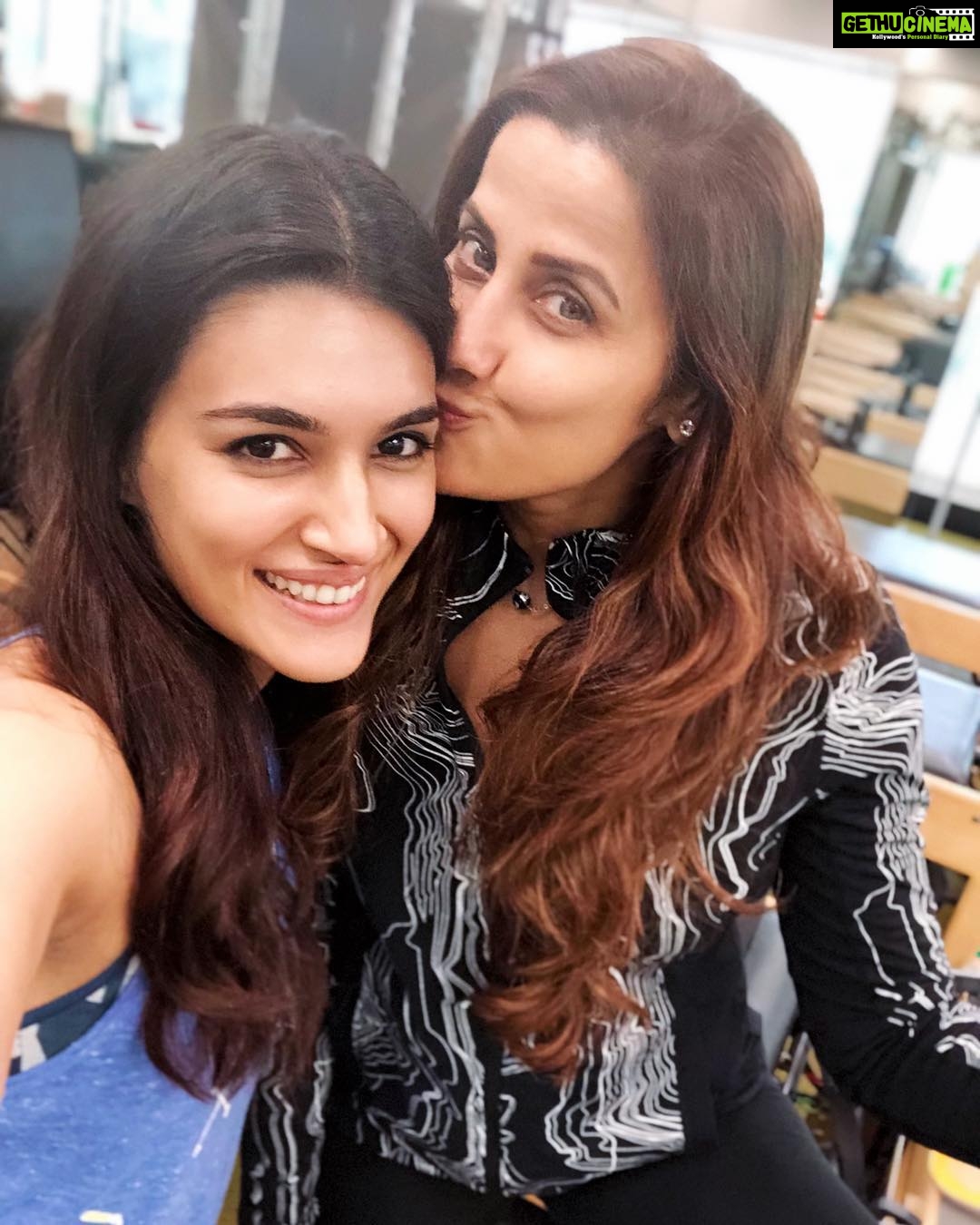 Kriti Sanon Instagram - Iβll always remain the spoilt child who you need to feed before workout! Lol π!! Missed my truffles today! We need to meet more often! Atleast once a week as decided! π€β€οΈ love you Yasss @yasminkarachiwala π