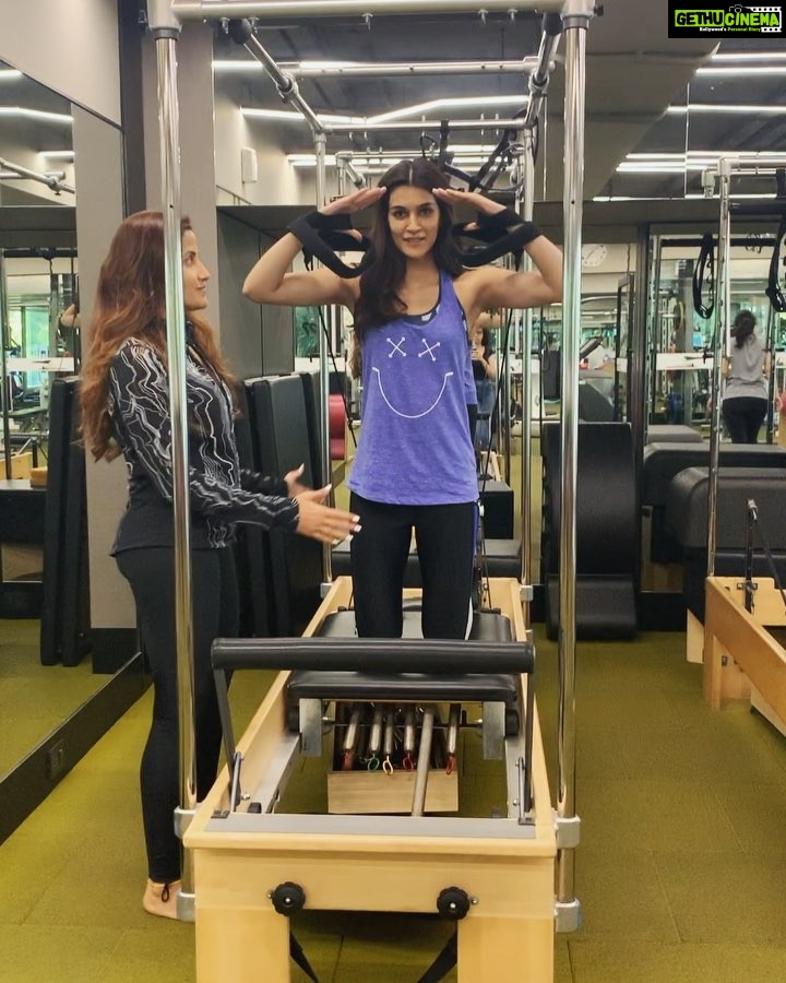 Kriti Sanon Instagram - Hail Yasmin! 🤣😂 This is what she makes me do when i workout with her after ages! @yasminkarachiwala was sooooo good seeing you! ❤️ Remember our deal! 😜