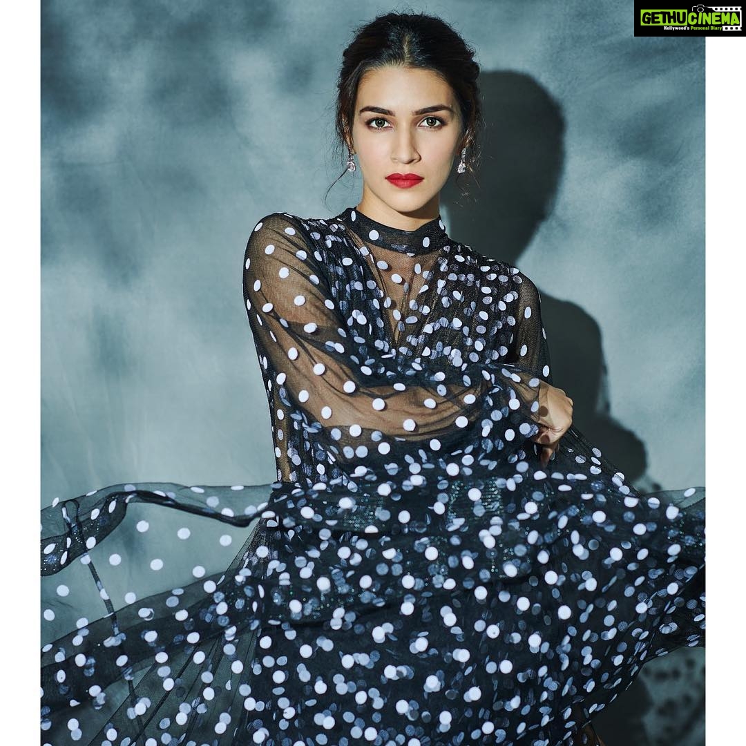 Kriti Sanon Instagram - Feelin Polka tonight! ⚫️⚪️ Styled by @sukritigrover Makeup by @adrianjacobsofficial Hair by @aasifahmedofficial 📸 @kunalgupta91