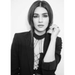 Kriti Sanon Instagram – जी भर के देख लीजिये
हमको करीब से
फिर आपके नसीब में
ये बात हो ना हो
शायद इस जनम में
मुलाकात हो ना हो..
लग जा गले.. से से से
#LagJaaGale 🖤🖤
#oldsongskindagirl