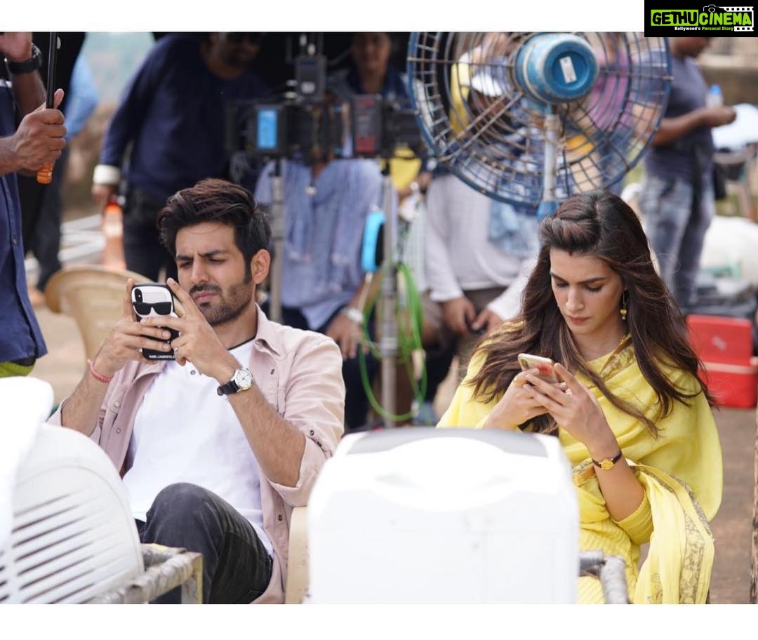 Kriti Sanon Instagram - Kartik can you stop chatting with me on phone and just come back and take me out to celebrate #50DaysOfLukaChuppi?? 😜❤️😘 @kartikaaryan