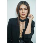 Kriti Sanon Instagram - Black and bold 🖤🖤 @tanghavri @aasifahmedofficial @13kavitadas @kunalgupta91