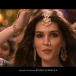 Kriti Sanon Instagram – My ultimate thumka number.. 💃🏻💃🏻 #AiraGaira .. Kaisa laga? ☺️❤️ Link in Bio! #Kalank @varundvn @adityaroykapur @dharmamovies @karanjohar @abhivarman @nadiadwalagrandson @wardakhannadiadwala #Kalank