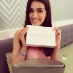 Kriti Sanon Instagram – And this one fits in my bag so easily! 💃🏻💃🏻👏🏻 My new on-the-go companion!! #IpadMini 💙💙💙 #apple