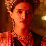 Kriti Sanon Instagram - Its 2 years of #PANIPAT! ⚔️ And 2 years of #ParvatiBai - such a special character! @ashutoshgowariker @arjunkapoor @duttsanjay @agppl @sunita.gowariker Missing you guys! ❤️❤️ ⚔️