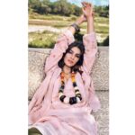 Kriti Sanon Instagram - Letting go of all i’ve held onto.. 🎶🎵 #Lifehouse Isn’t life all about knowing when to hold on and when to let go?! #laybackandletgo 🌸🌸