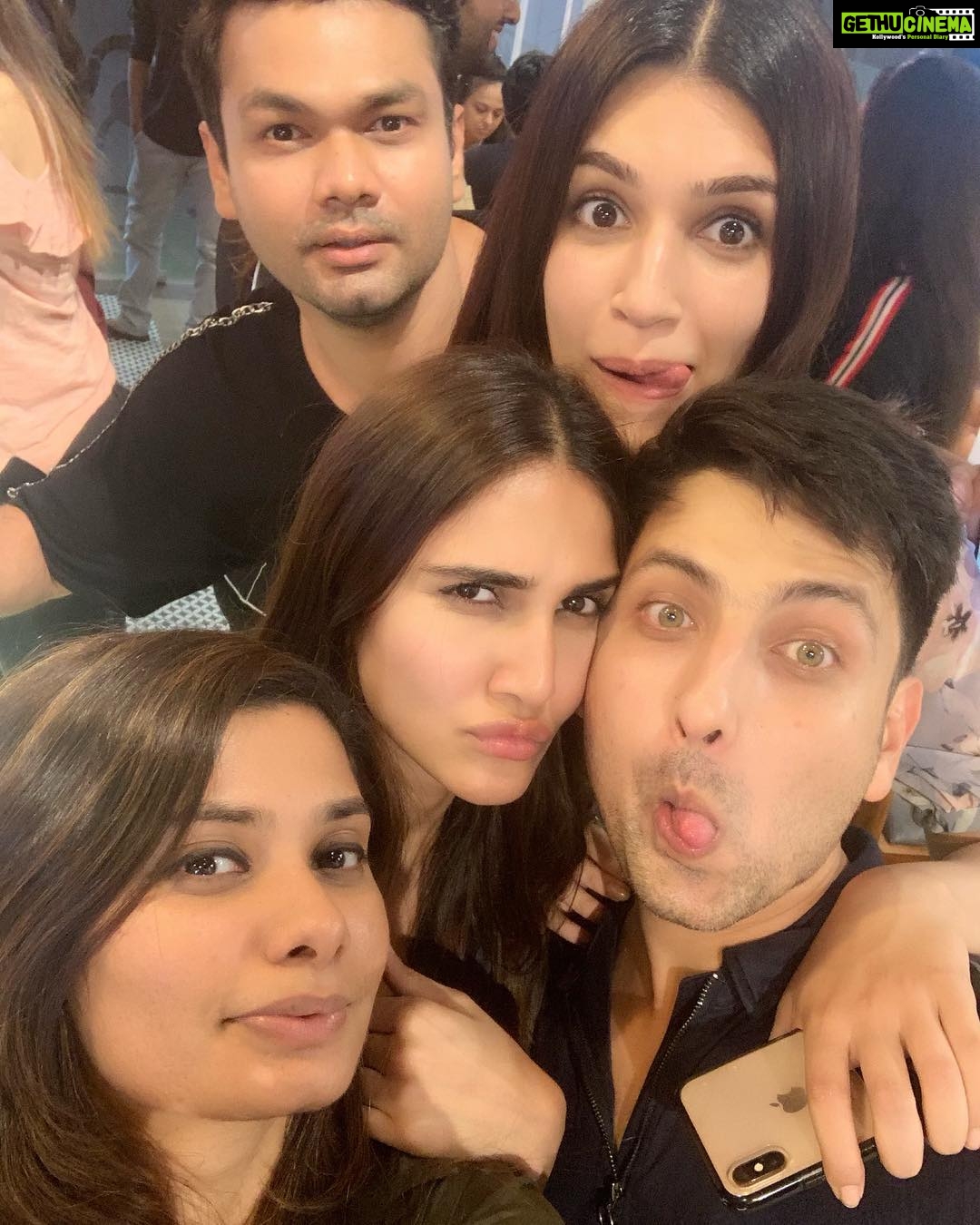 Kriti Sanon Instagram - Bonding with my fellow Delhi-ite @_vaanikapoor_ over Delhi & modelling days!! ðððŧððŧðð And ofcourse the mad gang @aasifahmedofficial @adrianjacobsofficial @tejalshetty ðĪŠ