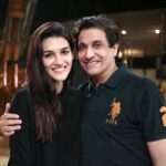 Kriti Sanon Instagram - Some people just have a very warm positive energy..you just meet them and you feel lighter without saying a word..He’s definitely one of them! ✨✨ Such an honour to be choreographed by the one and only Shiamak Sir once again for #filmfareawards2019 ❤️🌸🦋💃🏻 @shiamakofficial