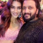 Kriti Sanon Instagram – One of my most favorite ppl in the industry!! 🤗 Ritsss!! It was soooo nice meeting u last night!!❤️🤗 @riteishd