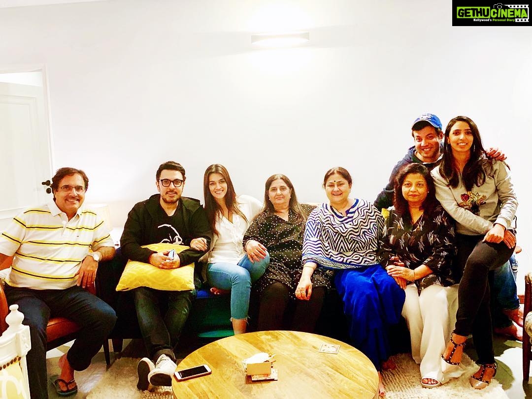 Kriti Sanon Instagram - Saparivar dinner last night! ❤️❤️ @sanonrahul #dinoo @vijankiran @geeta_sanon @fukravarun @pvijan and Varun’s mom.. :)) full family vibes! what fun!! ❤️❤️
