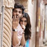 Kriti Sanon Instagram - Luka chuppi hui khatam, Guddu aur Rashmi ki Duniya ab aapki hui! #LukaChuppi in theatres NOW!! Toh ‘saparivar’ jaake humara live-in with parivar dekhiye! ❤️❤️ @kartikaaryan @maddockfilms @laxman.utekar