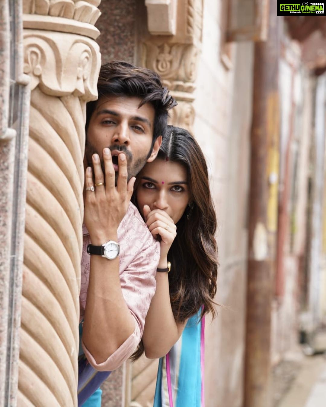 Kriti Sanon Instagram - Luka chuppi hui khatam, Guddu aur Rashmi ki Duniya ab aapki hui! #LukaChuppi in theatres NOW!! Toh 'saparivar' jaake humara live-in with parivar dekhiye! ❤️❤️ @kartikaaryan @maddockfilms @ - Kriti Sanon Instagram - Luka chuppi hui khatam, Guddu aur Rashmi ki Duniya ab aapki hui! #LukaChuppi in theatres NOW!! Toh 'saparivar' jaake humara live-in with parivar dekhiye! ❤️❤️ @kartikaaryan @maddockfilms @ -