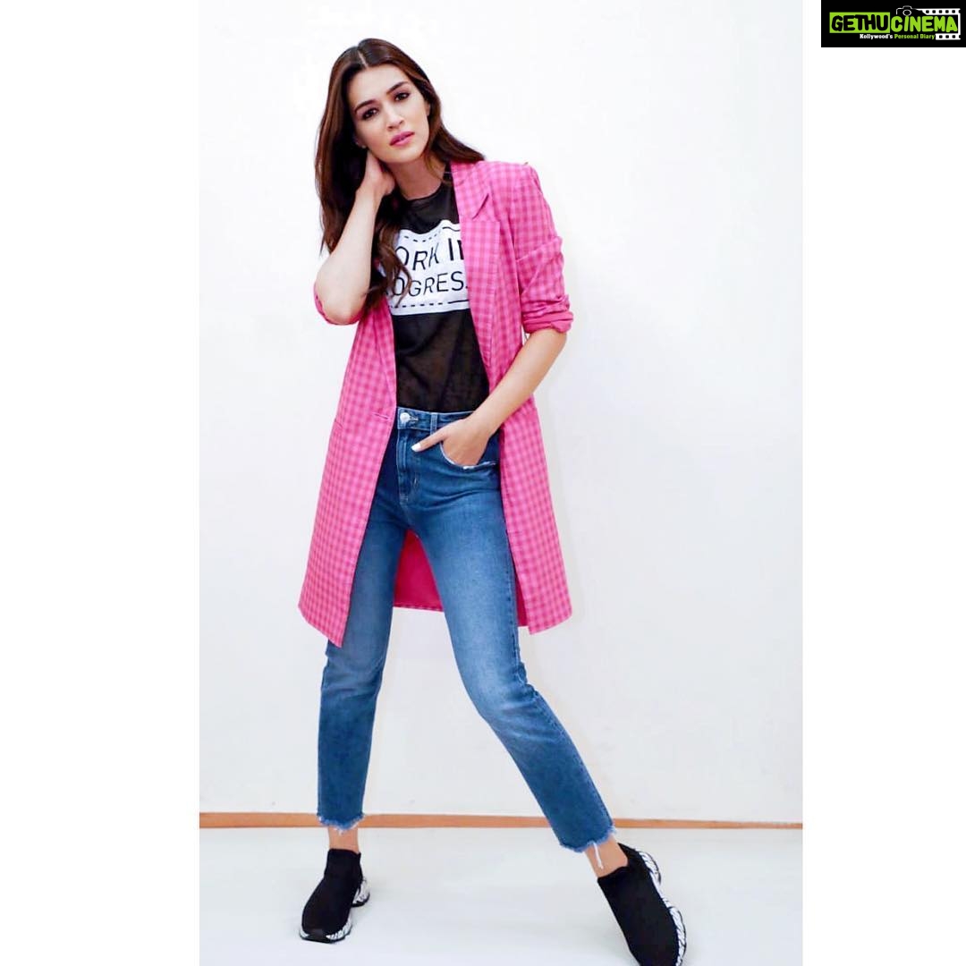 Kriti Sanon Instagram - #LukaChuppiPromotions Styled by my fav chirpy girl whose energy doesn’t match her size 🤣@sukritigrover Makeup by the Star makeup artist(whose dates are more difficult to get than mine) & my all time favourite entertainer 😜@adrianjacobsofficial Hair by the one i can’t do without even though he blow dries his own hair before mine 😉@aasifahmedofficial