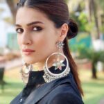 Kriti Sanon Instagram - 🖤🖤 For every time you step on me I’ll reincarnate into even more beautiful chaos. -Qasim Chauhan Styled by @sukritigrover Outfit : @integumentofficial Earings: @sachdeva.ritika Makeup by @adrianjacobsofficial Hair by @aasifahmedofficial