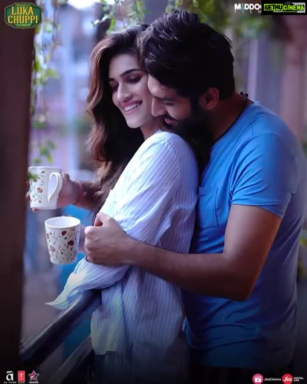 Kriti Sanon Instagram - Guddu aur Rashmi ki pyaar bhari #Duniya dekhne ko taiyaar ho? 💑 Song out tomorrow!! This one you’ll hum for a very long time! ❤️❤️ @kartikaaryan #DineshVijan @laxman.utekar @officialjiocinema @tseries.official #BhushanKumar @AbhijitVaghani @a.k.h.i.l_01 @dhvanibhanushali22 @kunaalvermaa
