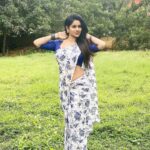 Leesha Instagram - Nature love💙🤍 Stay safe my lovlies 💋 #spreadlove #happyface #happyme #leesha #fyp #blogger #instagood #leeshaeclairs #actress #saree #tamilactress