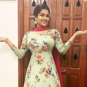 Leesha Instagram - Love Being Tamil ponnu🙏😍 
mangalagaramaana morning 💋
Good evening all 🌸#repost 
#salwarkameez #tamil #treditionallook #happyme #leesha #eclairs #happyme #