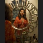 Lisa Ray Instagram - Self-contemplation and mirror meditation, Samara style. Bts from @4moreshotspls @pritishnandycommunications @primevideoin