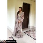 Lisa Ray Instagram – Repost from @aasthasharma using @RepostRegramApp – SAMARA at her sangeet- We really needed Samara to look REGAL, and compliment umangs look. So we went with this excuisite @ridhimehraofficial draped sari. It’s a printed ruffled sari, with an attached belt to shape the waist. The long sleeve blouse, instantly ads the right amount of grace to the outfit. The entire saree is extremely light in weight and printed all over, with the right amounts of embroidery in different coloured stones to break the monotony of the all over print. Poker straight hair, and a lip colour as dark as the darkest maroon really went along with the look to elevate it.
And oh my, she looked GORGEOUS (@bhavyaarora) 
In terms of jewellery we went with a solid choker and a layered long necklace (by @purabpaschim ) to achieve our final look!