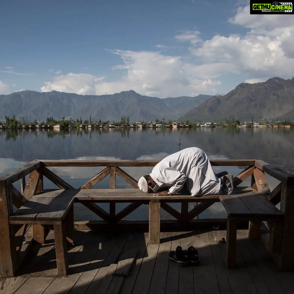 Lisa Ray Instagram - This image of faith taken in #Kashmir in a time of COVID-19 by @ahmermkhan is haunting. It reminds me of a Tagore song ‘Je Rate Mor Duarguli’ my father has been playing during our confinement here in Singapore. Sharing the English translation below: The night a cyclone smashed my doors I did not see you come to my aid Darkness engulfed the world, all lights snuffed out For whom did I raise my arms towards the Heavens? Despairing, without hope in my heart, I settled into the dark corner. Little did I know that devastation was your victory flag. At the daybreak I looked out to check - there you were. Standing alone in the emptiness of my devastated house. . We know that sometimes salvation wears terrifying clothes. I remind myself of that everyday. #Tagore