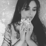 Lisa Ray Instagram - Padma patram evam bhasa Live your life like the lotus flower.