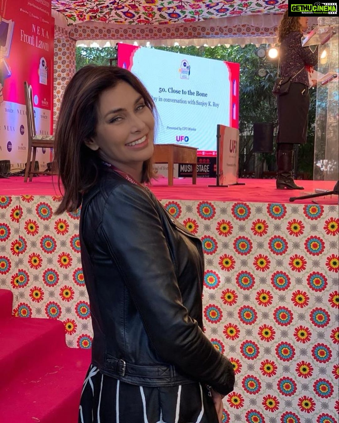 Lisa Ray Instagram - My inaugural session under the tent was full hearted and deeply cathartic. It was, well, just swell. The object becomes the subject. Ambivalence, disappointment, pain is transformed by baring genes and whatever resides in the chest. I hope to do this again and again. The writing. The expanding sharing circle. The fertile empathy. Thank you @jaipurlitfest @sanjoykroy @jayapriyavasudevan for supporting this coddiwompler 🤟🏼 CODDIWOMPLE: to travel purposefully towards an as yet unknown destination.