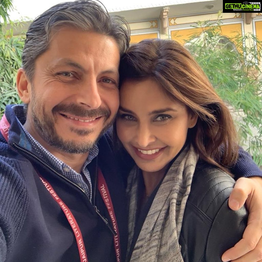 Lisa Ray Instagram - Fresh off a stimulating talk with @sanjoykroy @jaipurlitfest for #ClosetotheBone and into the arms of my ‘Speaker’s Companion’ A rather deliriously happy day, I’d say. Thank you to everyone who attended. I looked out at all the faces at one point and felt the charge of connection, the grace of recognizing myself in the other and the other in me 🙏🏼 and I thought, every time I have been rejected, I am redirected. This time straight past jaded hearts into the arms of the muse. Jaipur, Rajasthan