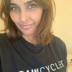 Lisa Ray Instagram – Love this and all it represents. @rawpressery is recycling their plastic bottles into these collector tees 
So now you can drink up the pure goodness and be part of the #RAWCYCLE Revolution 🙏🏼✌🏼
cc: @ravi_krishnan1