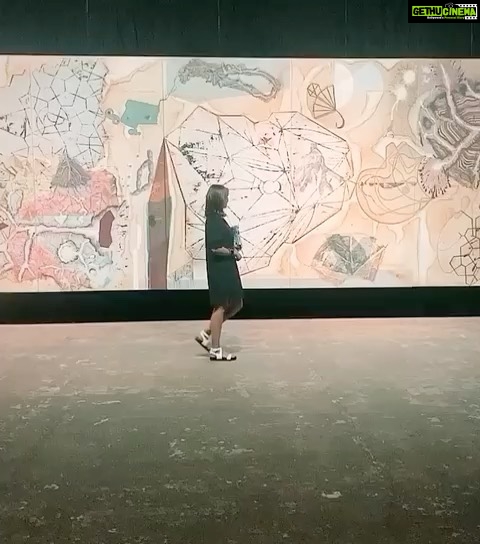 Lisa Ray Instagram - Some highlights from @mumbai_gallery_weekend beginning with Jitesh Kallat’s spectacular #Ellipsis @famousstudios, through @chatterjeeandlal to see a thoughtfully curated exhibit of design maverick and artist Riten Mozumder finally culminating @chemouldprescottroad to take in the whimsical social commentary of N. S. Harsha. Thanks to my #modernfamily for such an utterly satisfying outing ✌🏼 @preetasukhtankar #MumbaiArtWeekend