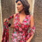 Lisa Ray Instagram - Taking @lovekumarisari for a spin on the streets of Bandra. I’ve always been a fan of @rashmivarma sari dresses and @borderandfall aesthetics and the latest result of needle meeting thread is heady, whimsical, chic and selectively identity-bending. Hop over to @lovekumarisari and @ogaanindia to order your own riotous and sustainable #KumariSari #HumariKumari MUH @goldandglittr Styled by @dipikablacklist