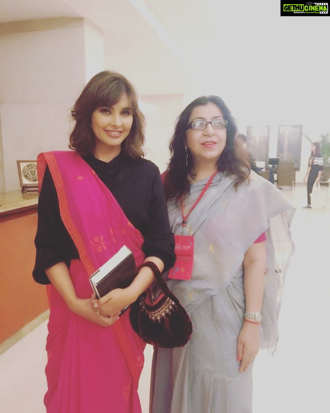 Lisa Ray Instagram - Great to meet you @milanvohra @blrlitfest Styled by @dipikablacklist Wearing @raw_mango