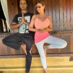 Lisa Ray Instagram – And on holiday we yoga…
Thanks @akichan_yoga for some nourishing morning hatha yoga sessions at #Vismaya
#Kerala @silkrouteescapes Vismaya Service Villa