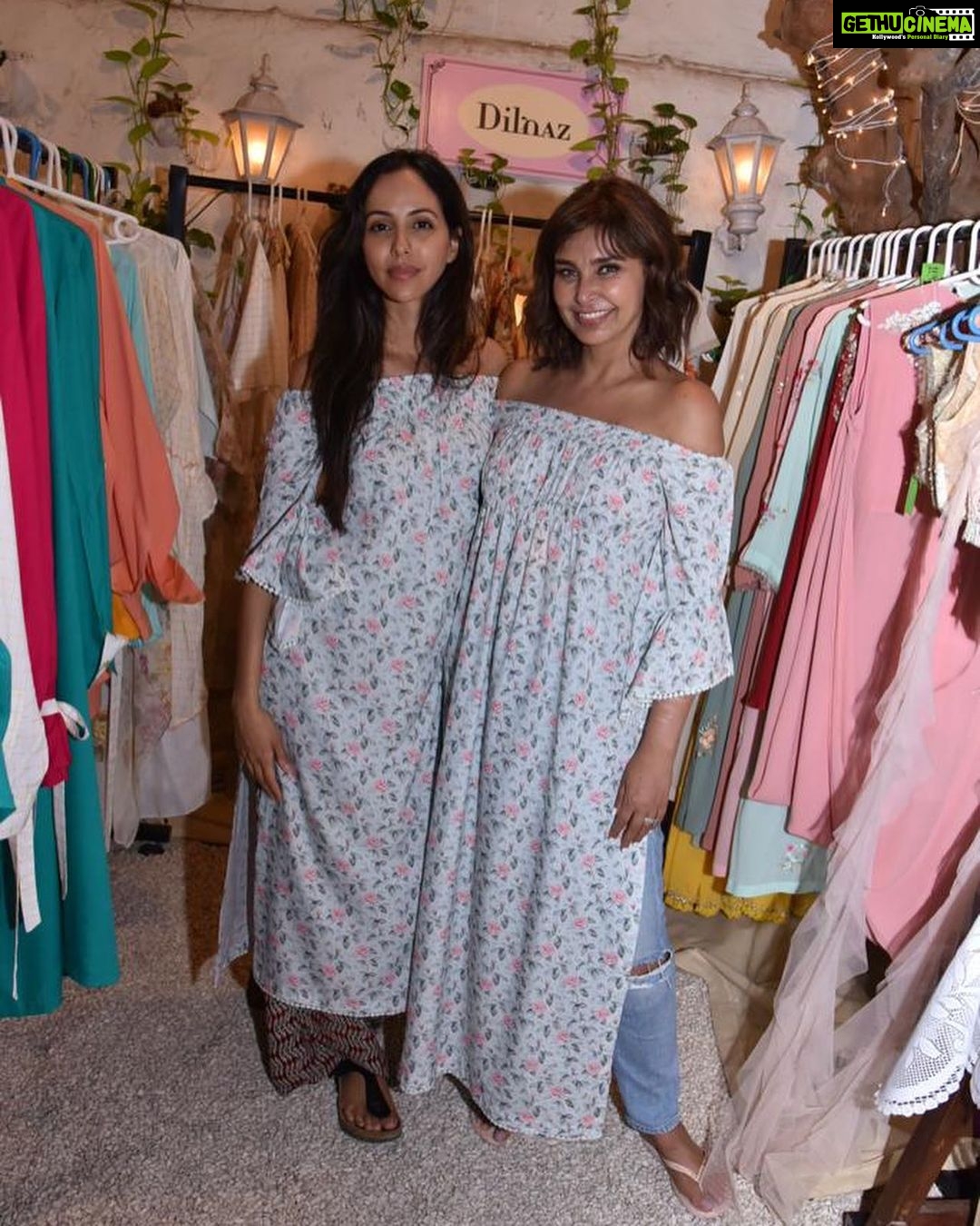 Lisa Ray Instagram - Twinning with my beautiful and talented niece @gia_sandhu (whoβs finally in #Mumbai with no clear return date π) in @dilnazkarbhary at the #commaatolive melee yesterday. Festive, fun and warmest vibe. Thanks @blacklistevents @dipikablacklist for curating another great edition βπΌπ Olive Bar, Bandra, Mumbai