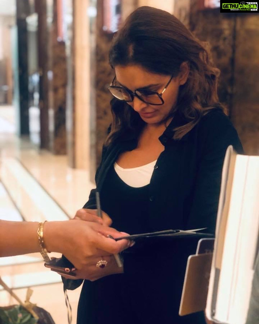 Lisa Ray Instagram - As a debut author, I’m honoured to sign each and every copy of #ClosetotheBone presented to me. By nature I’m shy and private (when I’m not required to adopt extroverted qualities for my work) but if by chance we meet in a lobby or a street corner and you are carrying a copy, don’t hesitate to ask me to sign it. When you do me the kindness of reading my words, it’s the least I can do dear reader 🙏🏼❤️ And don’t forget to share your thoughts on my memoir. A writer longs to know. #ClosetotheBone @harpercollinsin